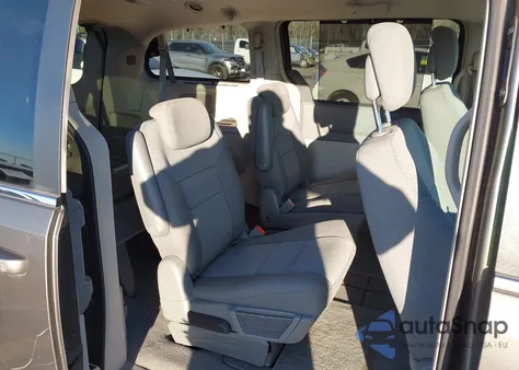 2010 Chrysler Town & Country Touring from USA, damaged, VIN 2A4RR5D15AR381553